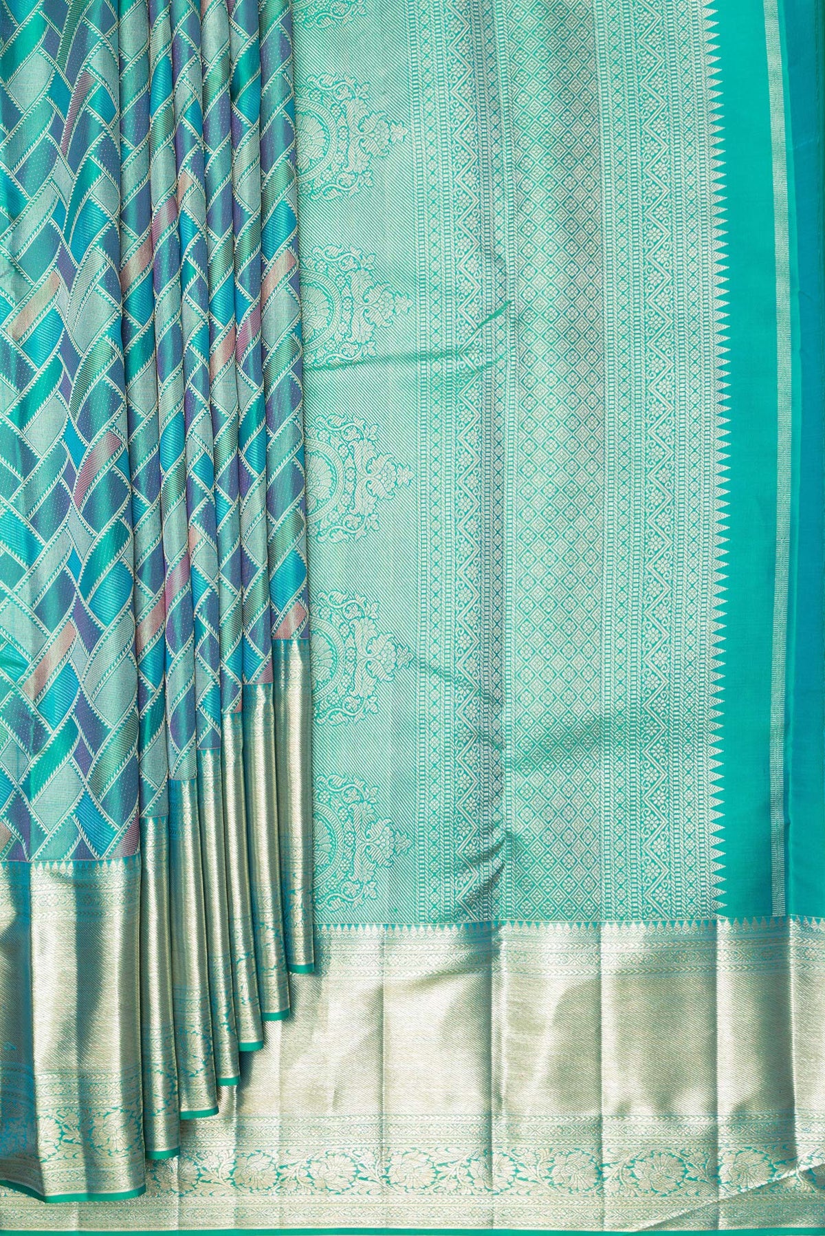Pleats and pallu of Pure Silk Sea Green Dual Tone Kanjivaram Saree with Zari Brocade on the body and Fancy Border. 