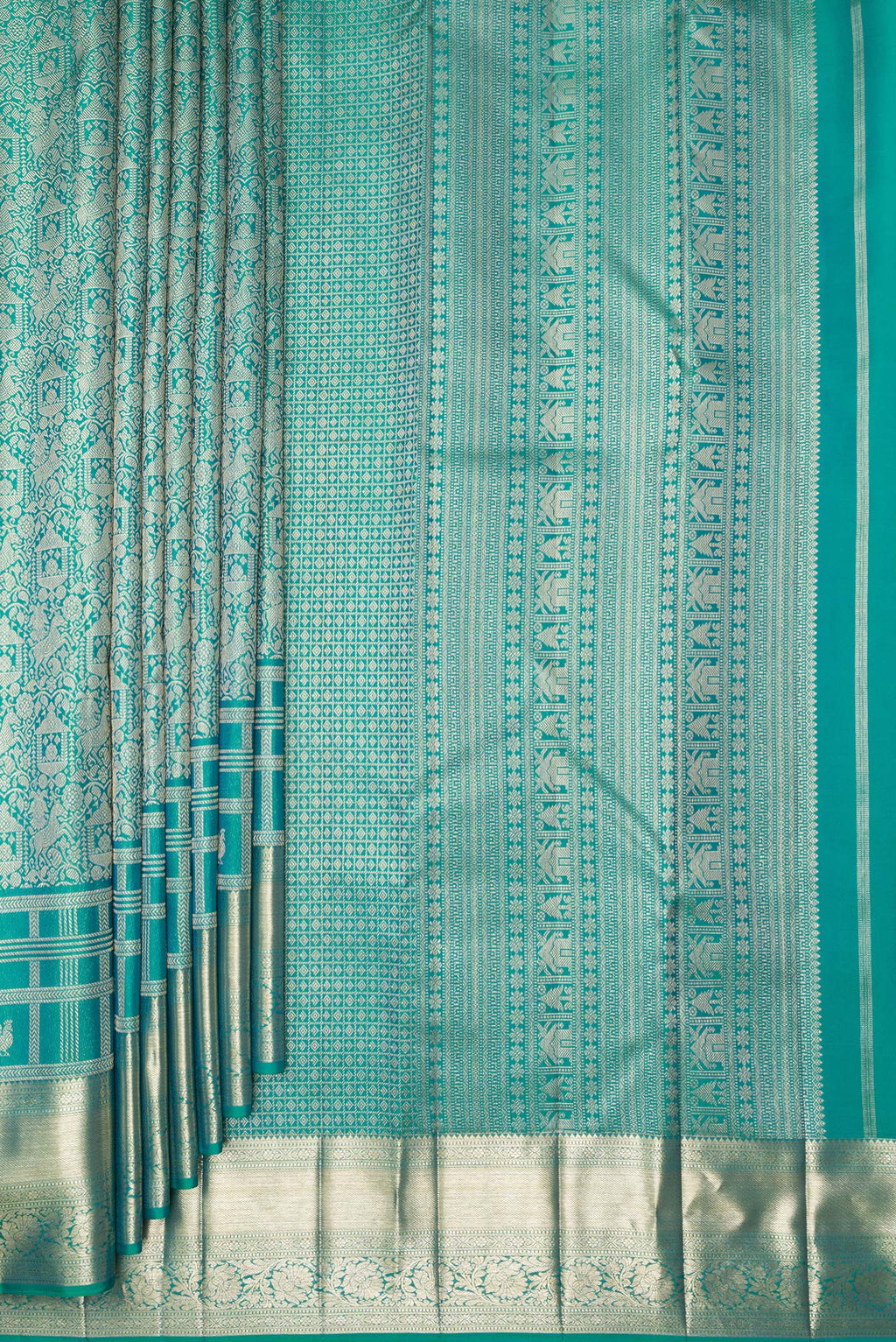 Pleats and pallu of Pure Silk Sea Green Dual Tone Kanjivaram Saree with Zari Brocade on the body and Fancy Border. 