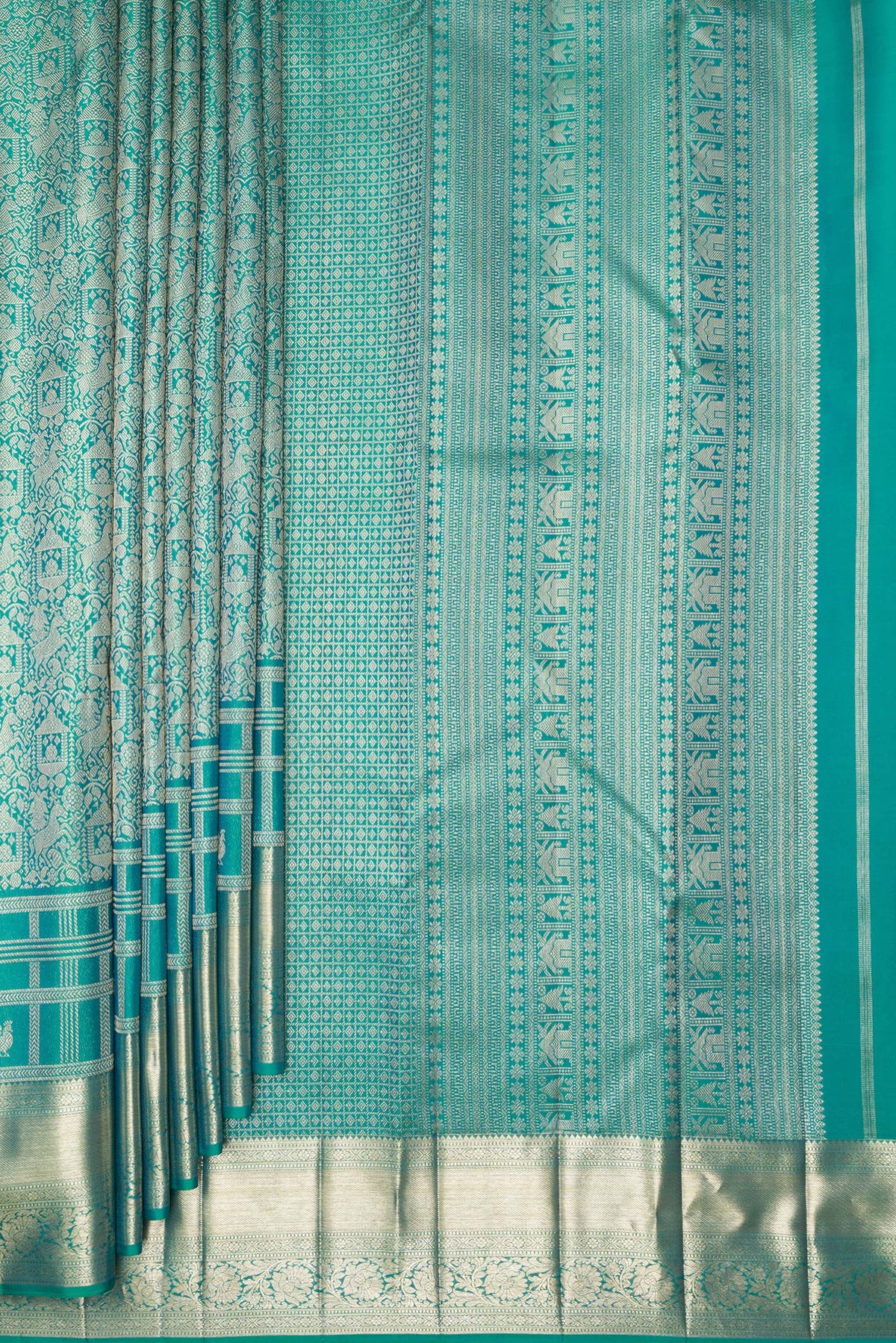 Pleats and pallu of Pure Silk Sea Green Dual Tone Kanjivaram Saree with Zari Brocade on the body and Fancy Border. 