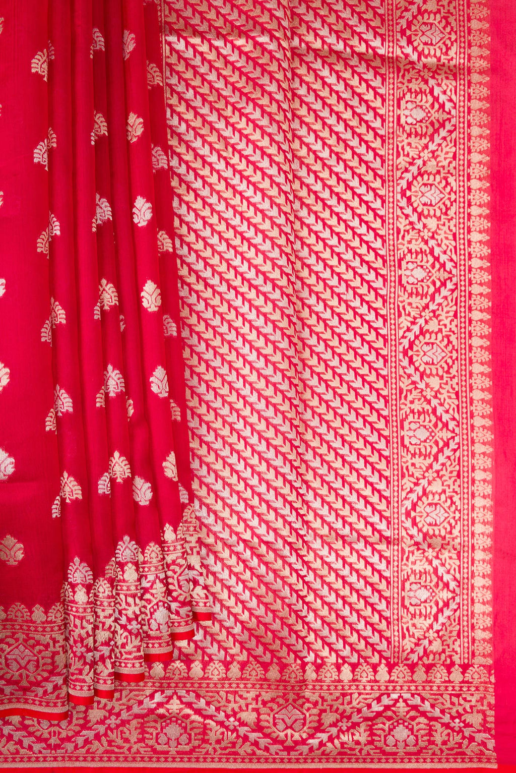 Pleats and pallu of Pure Silk Red Dual Tone Banarasi Saree with Zari Butta on the body and Zari Border. 