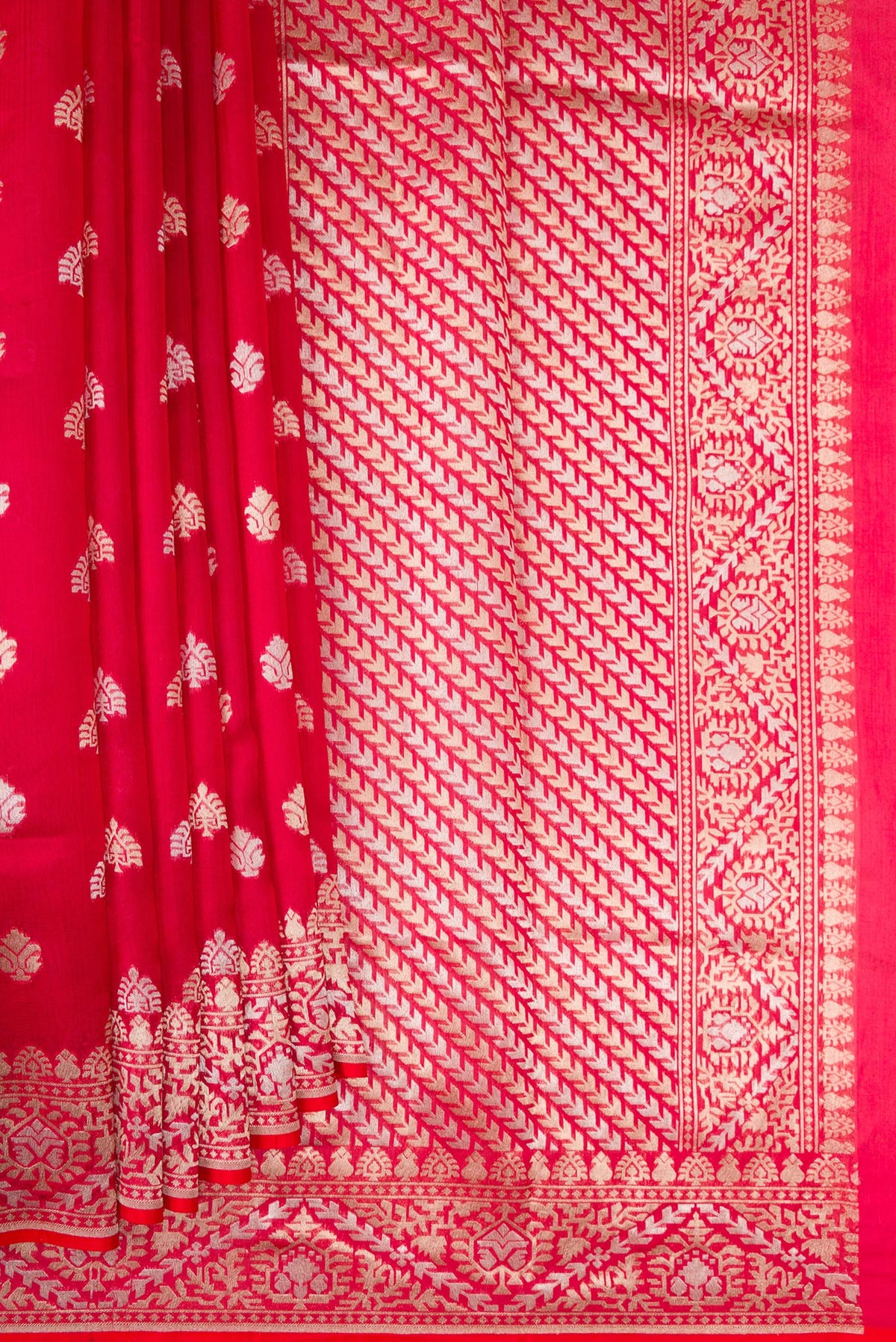 Pleats and pallu of Pure Silk Red Dual Tone Banarasi Saree with Zari Butta on the body and Zari Border. 