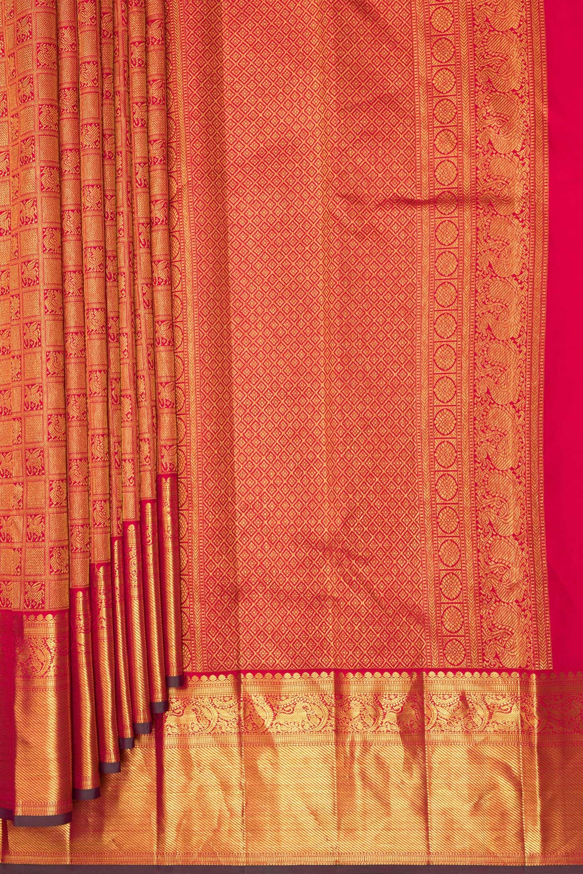 Pleats and pallu of Pure Silk Dark Pink Dual Tone Kanjivaram Saree with Zari Brocade on the body and Zari Border. 
