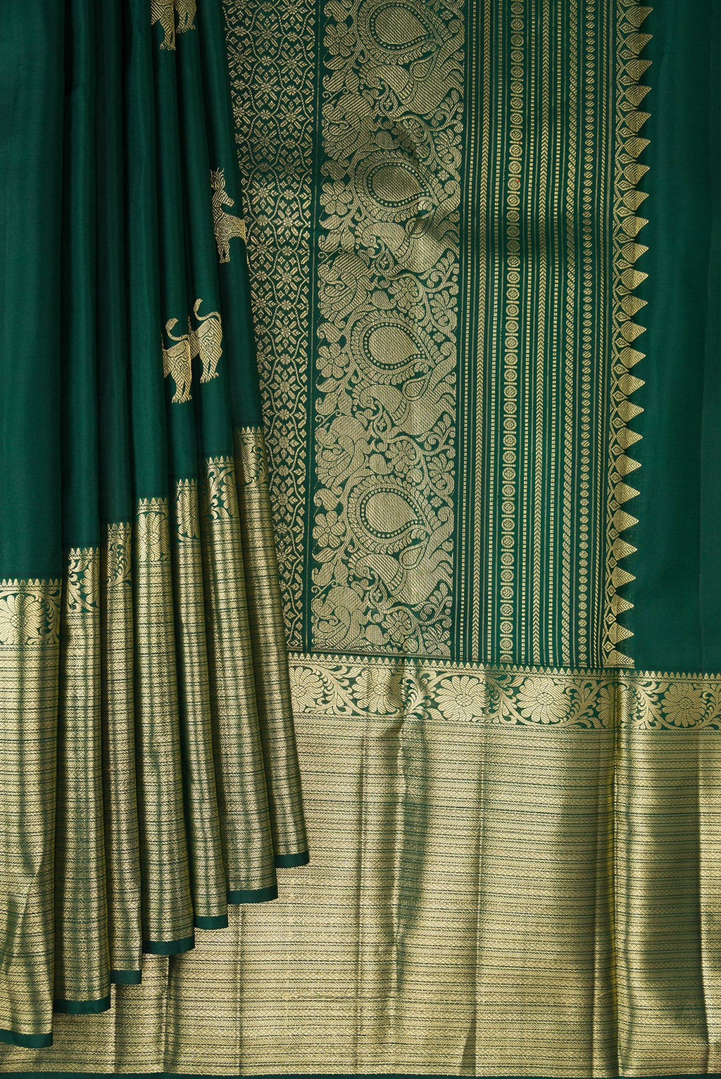 Pleats and pallu of Pure Silk Bottle Green Kanjivaram Saree with Zari Butta on the body and Zari Border. 