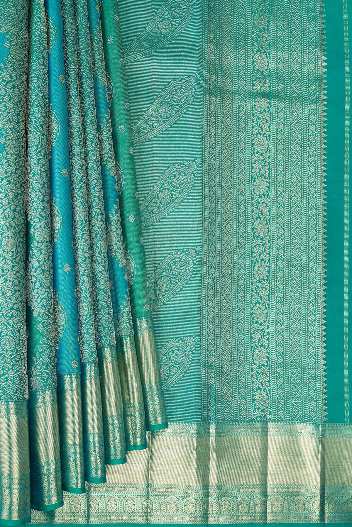 Pleats and pallu of Pure Silk Sea Green Dual Tone Kanjivaram Saree with Zari Brocade on the body and Zari Border. 