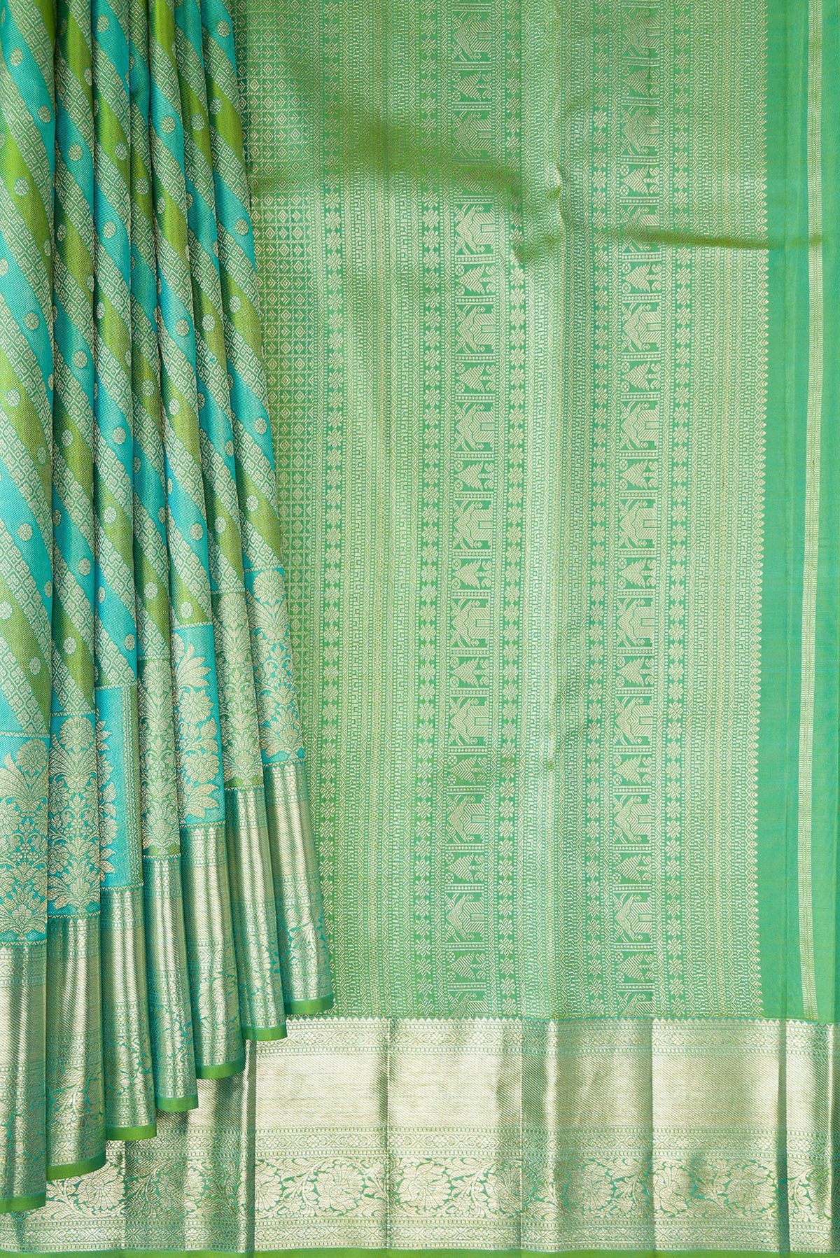 Pleats and pallu of Pure Silk Green Dual Tone Kanjivaram Saree with Zari Brocade on the body and Zari Border. 