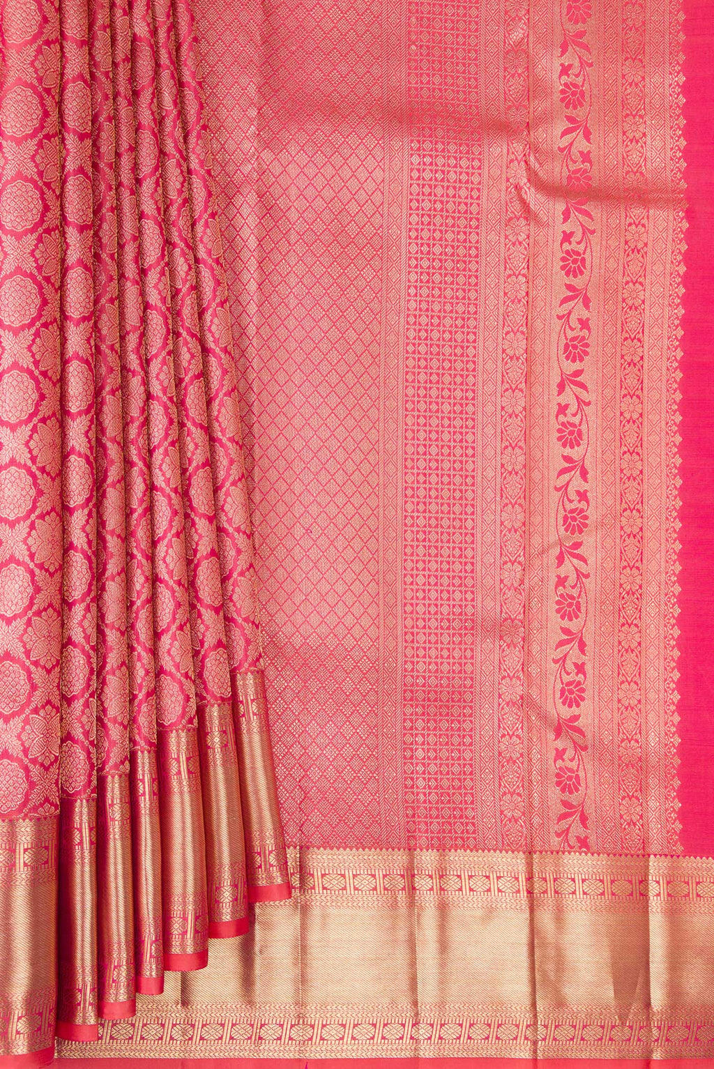 Pleats and pallu of Pure Silk Coral Dual Tone Kanjivaram Saree with Zari Brocade on the body and Zari Border. 
