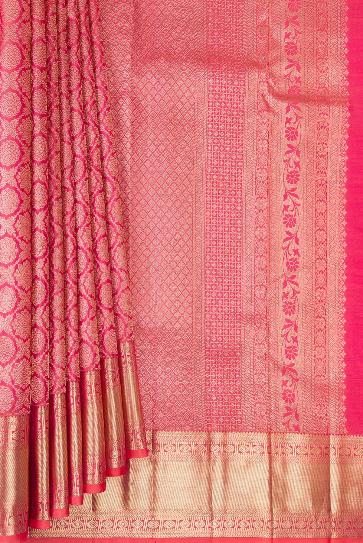 Pleats and pallu of Pure Silk Coral Dual Tone Kanjivaram Saree with Zari Brocade on the body and Zari Border. 