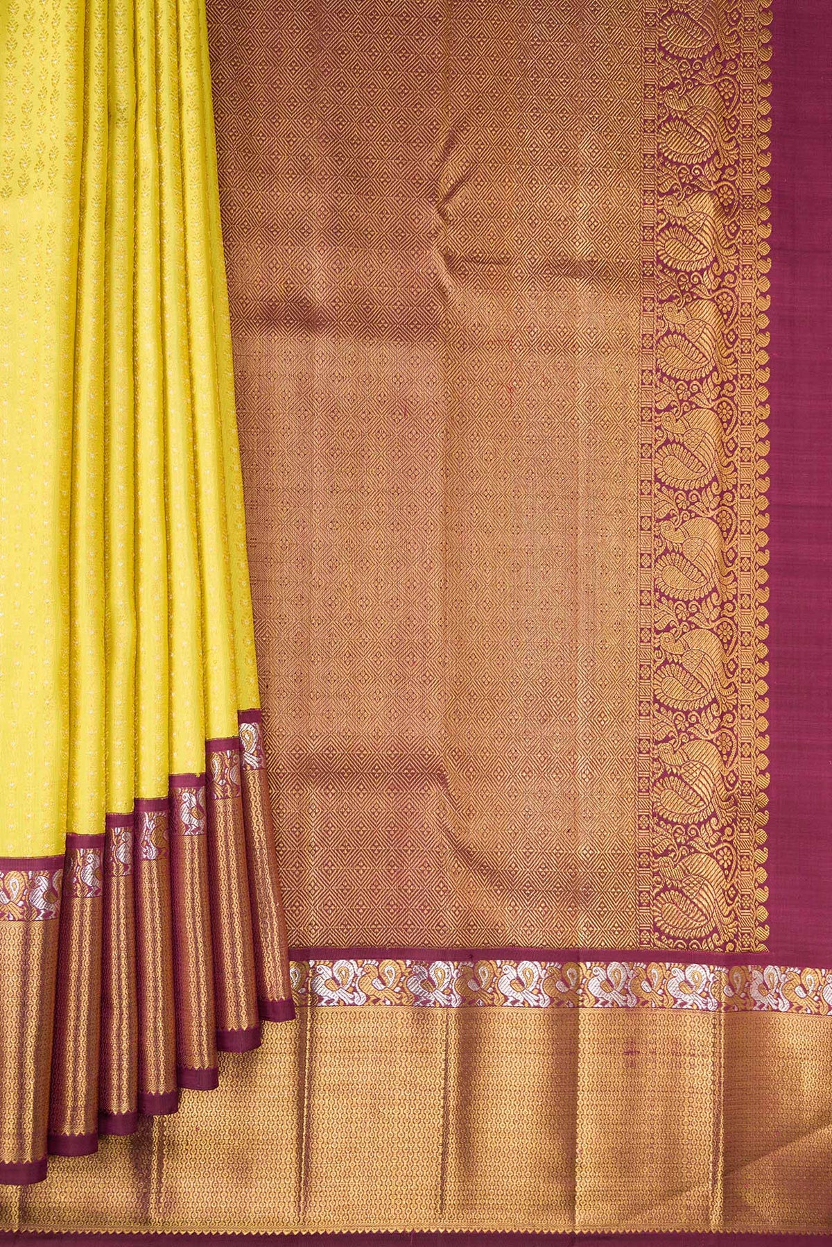Pleats and pallu of Pure Silk Yellow Dual Tone Kanchipuram Saree with Zari Brocade on the body and Zari Border. 