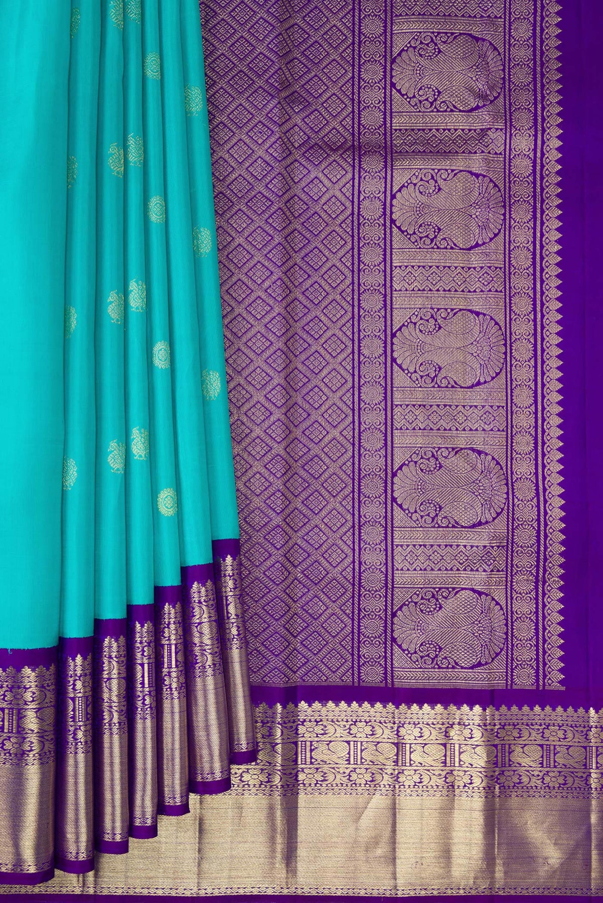 Pleats and pallu of Pure Silk Sky Blue Kanjivaram Saree with Zari Butta on the body and Zari Border. 
