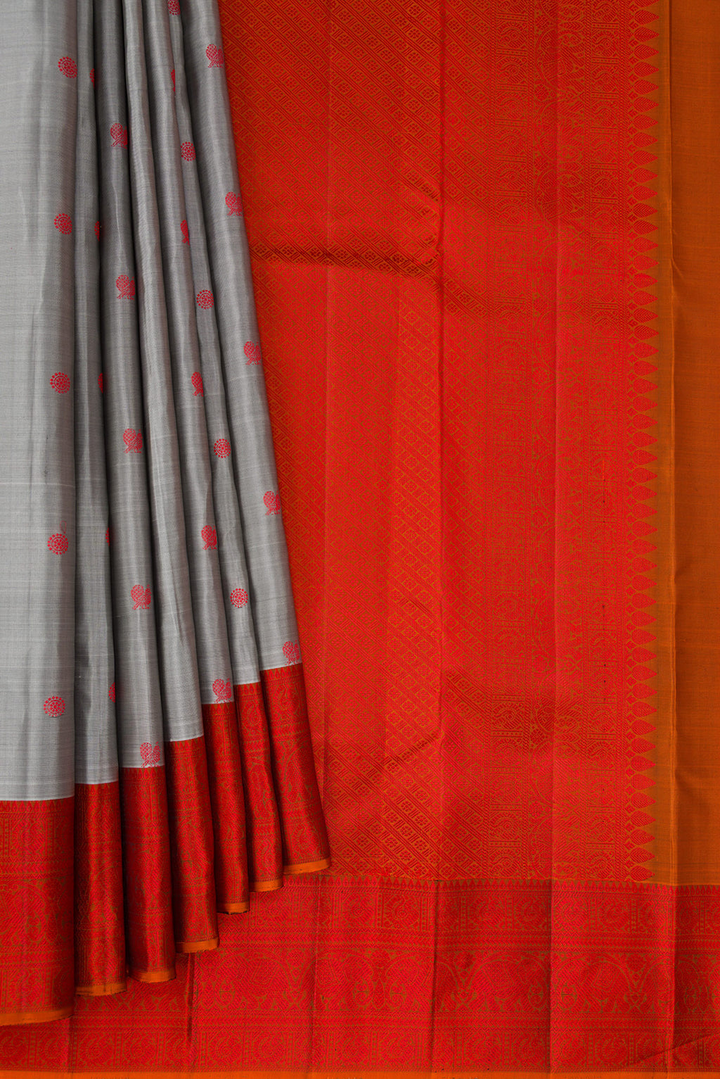Pleats and pallu of Pure Silk Grey Kanchipuram Saree with Thread Butta on the body and Thread Border. 