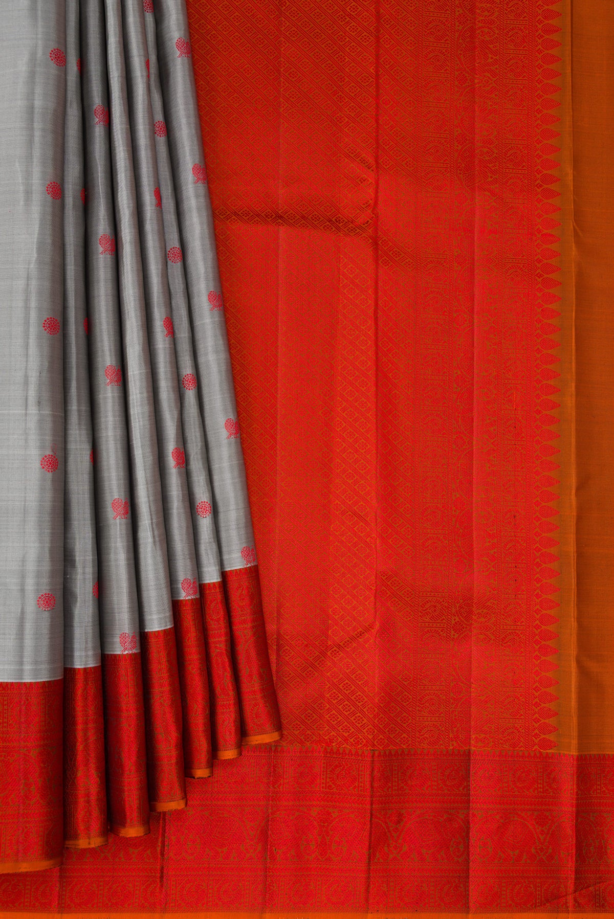 Pleats and pallu of Pure Silk Grey Kanchipuram Saree with Thread Butta on the body and Thread Border. 
