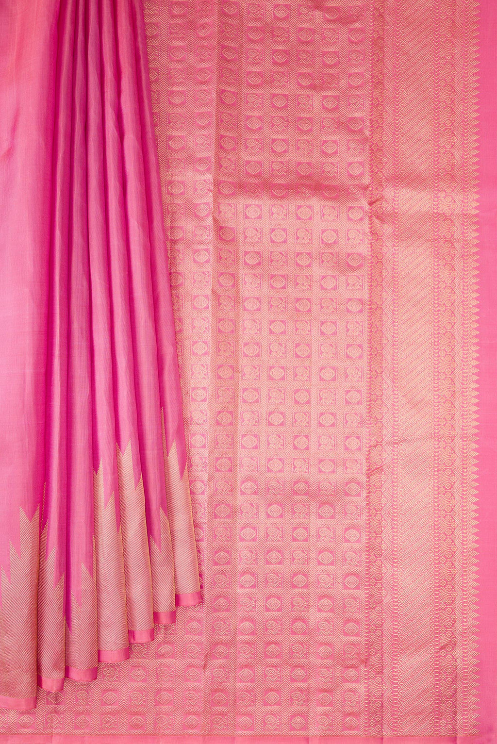 Pleats and pallu of Pure Silk Pink Kanchipuram Saree with Plain Body and Temple Border. 