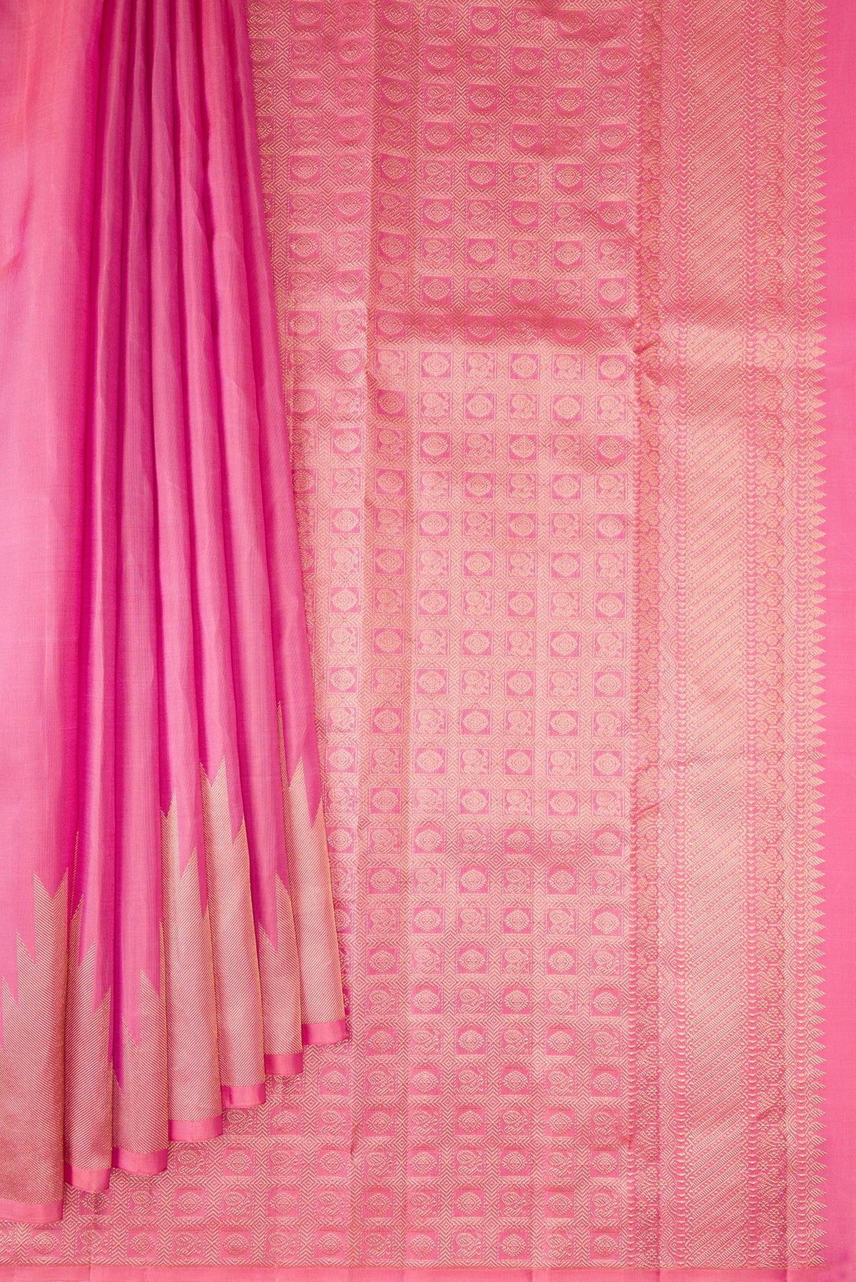 Pleats and pallu of Pure Silk Pink Kanchipuram Saree with Plain Body and Temple Border. 