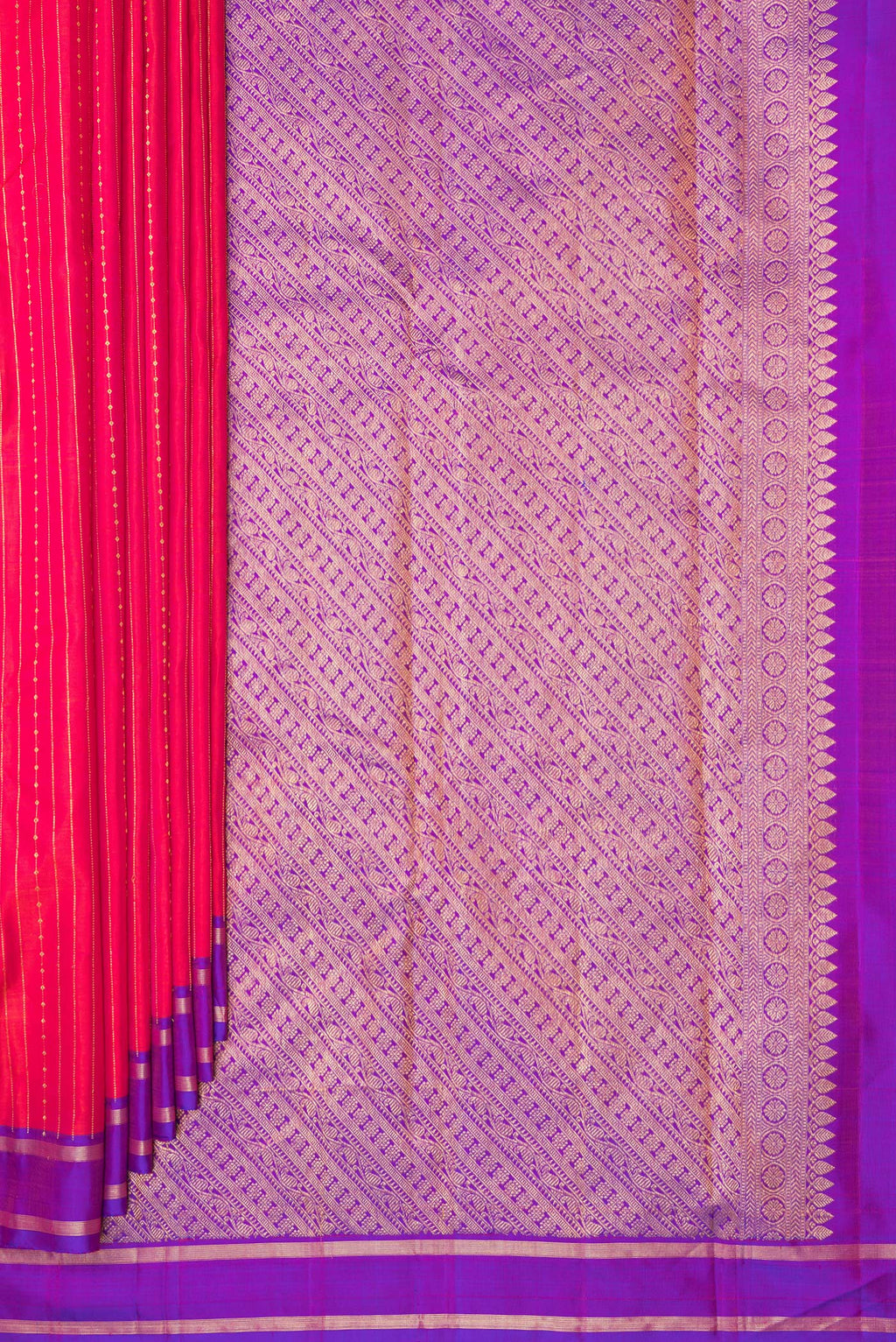 Pleats and pallu of Pure Silk Dark Pink Dual Tone Kanchipuram Saree with Stripes on the body and Zari Border. 