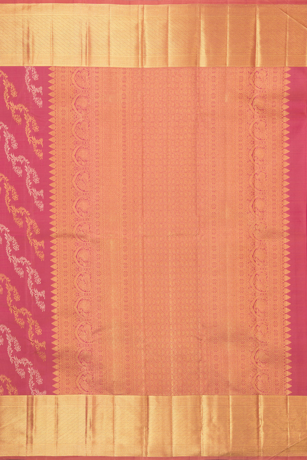 Close up image of the pallu of Pure Silk Pink Dual Tone Kanchipuram Saree with Zari Butta on the body and Zari Border. 