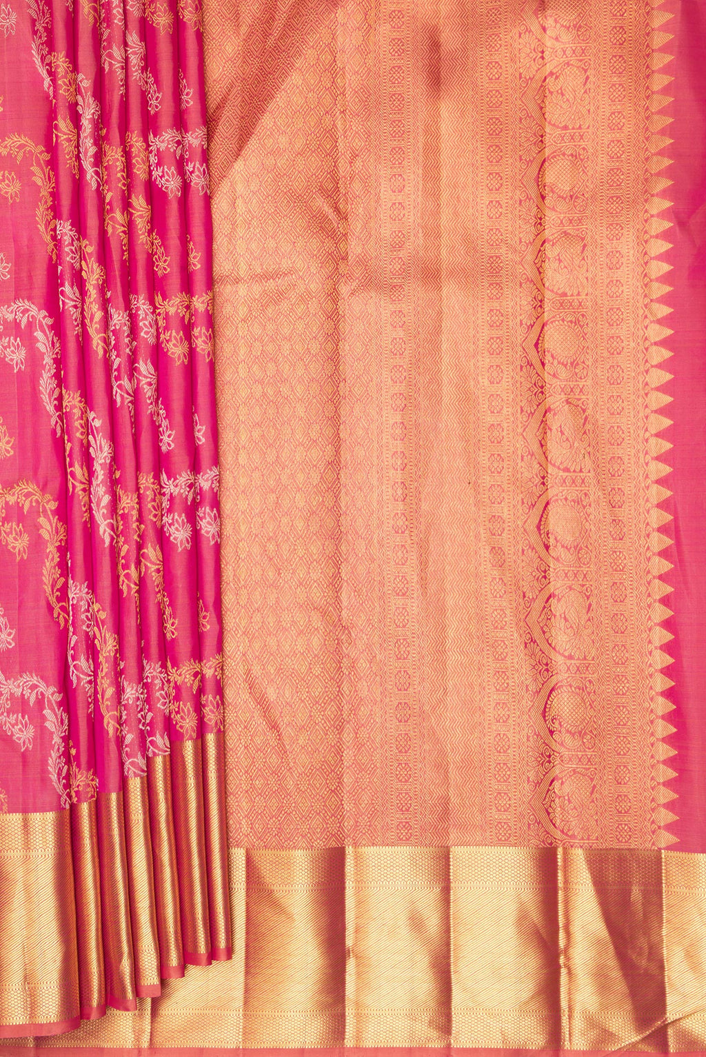 Pleats and pallu of Pure Silk Pink Dual Tone Kanchipuram Saree with Zari Butta on the body and Zari Border. 