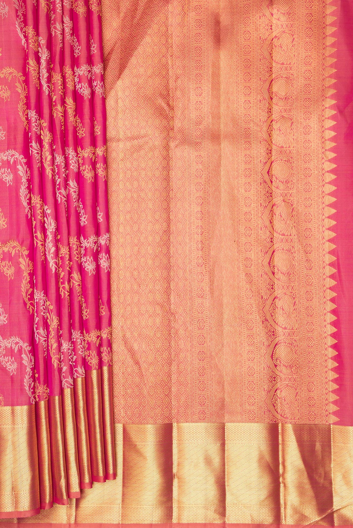 Pleats and pallu of Pure Silk Pink Dual Tone Kanchipuram Saree with Zari Butta on the body and Zari Border. 