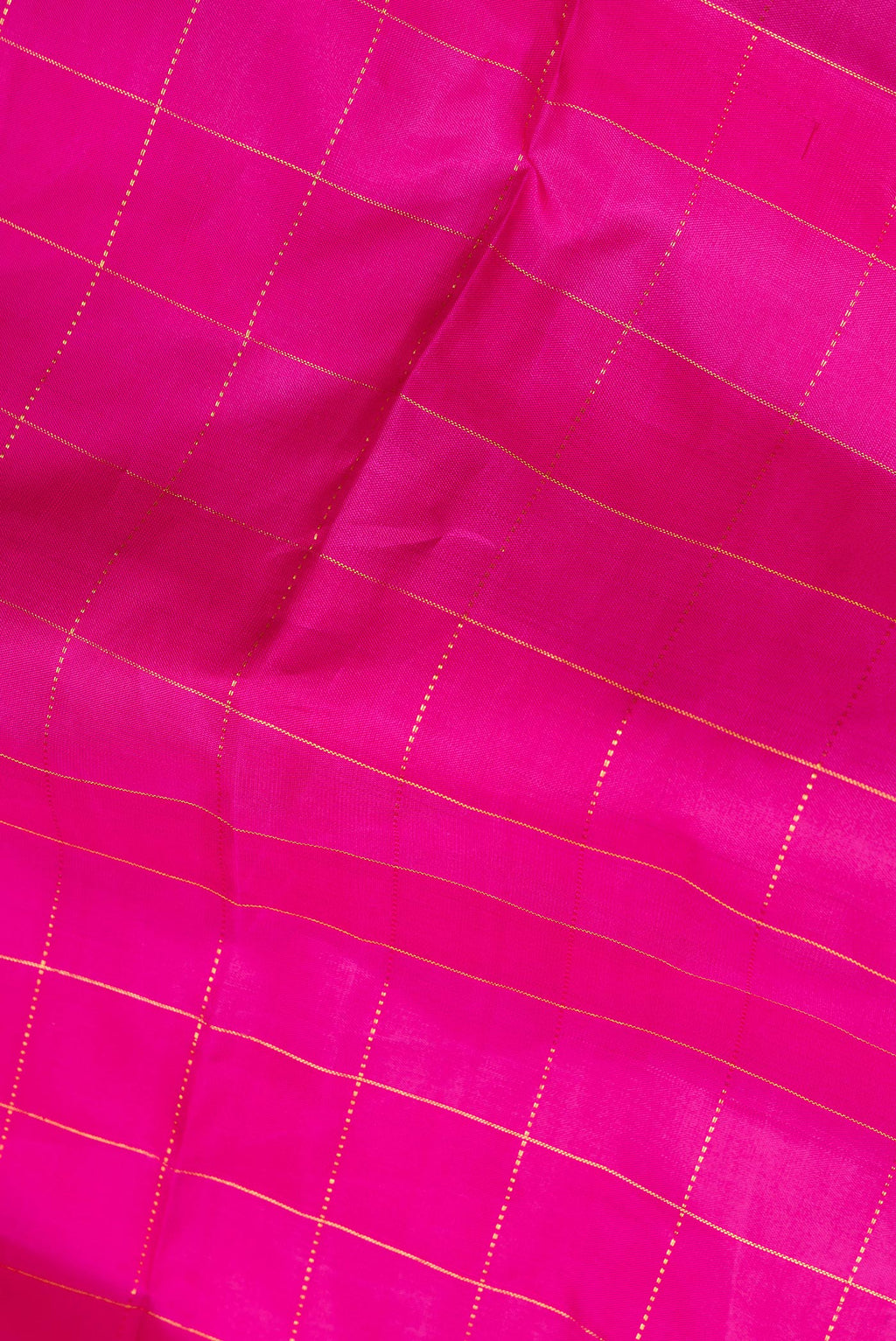 Close up of Pure Silk Dark Pink Dual Tone Kanchipuram Saree with Checked design on the body and Without Border.  displaying folds
