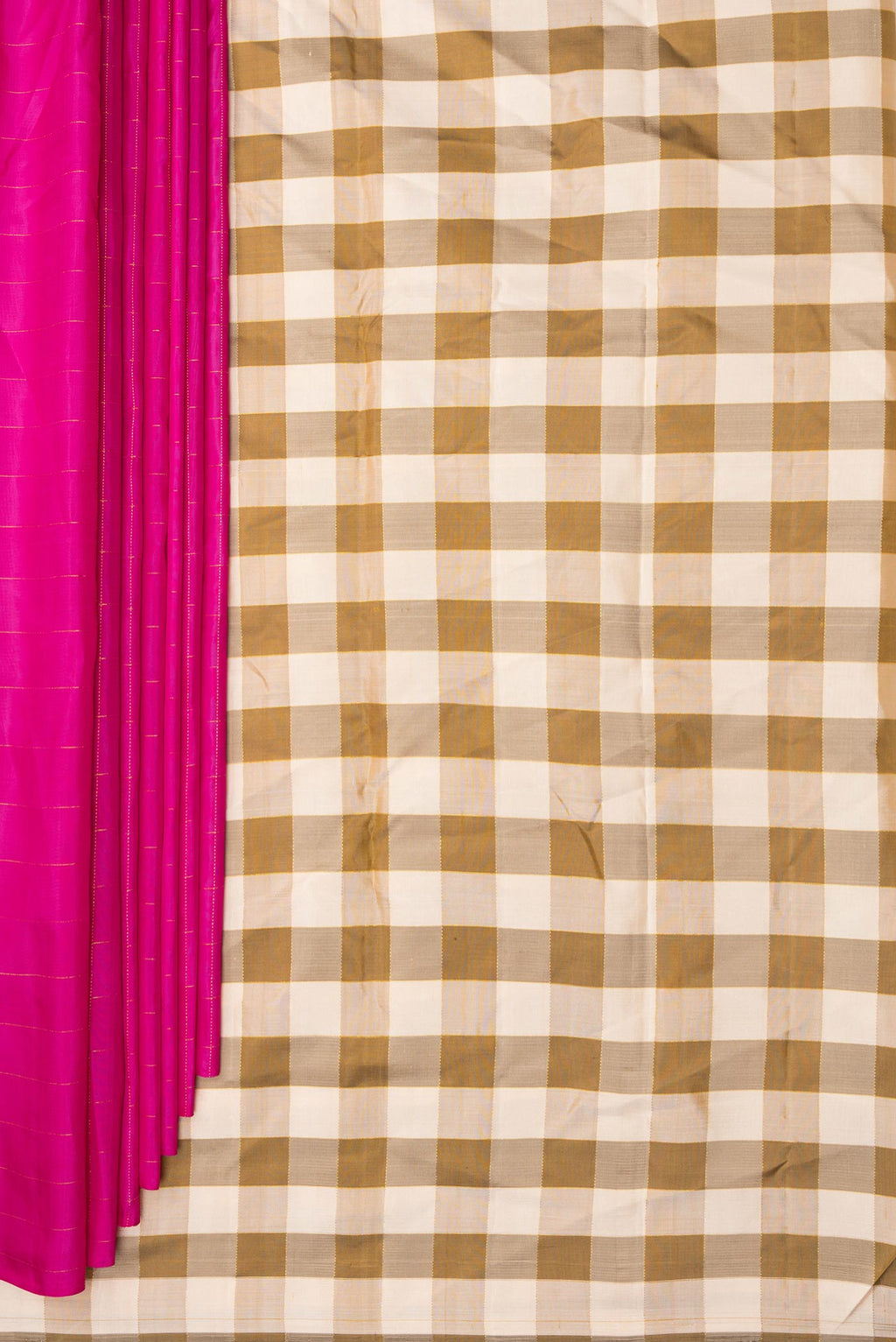 Pleats and pallu of Pure Silk Dark Pink Dual Tone Kanchipuram Saree with Checked design on the body and Without Border. 