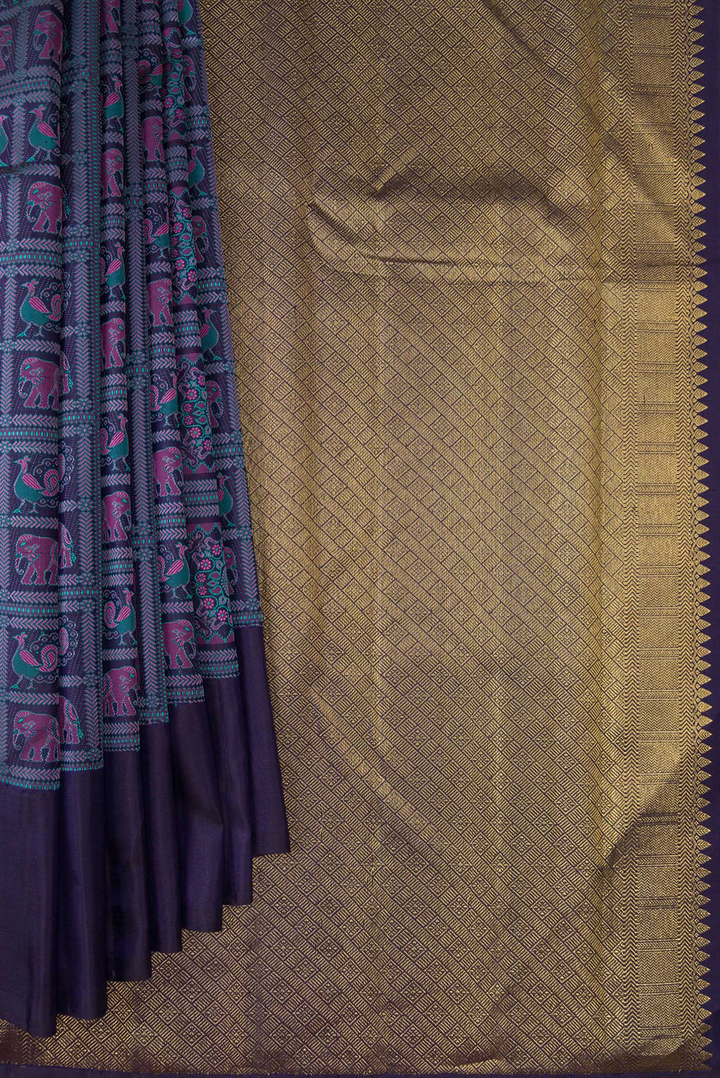 Pleats and pallu of Pure Silk Navy Blue Kanjivaram Saree with Jacquard With Thread Butta on the body and Plain Border. 