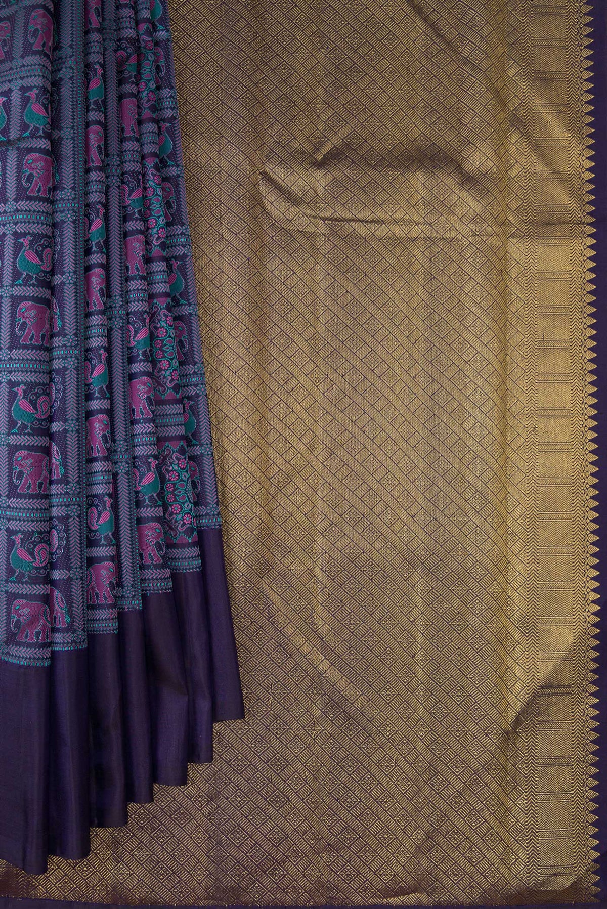Pleats and pallu of Pure Silk Navy Blue Kanjivaram Saree with Jacquard With Thread Butta on the body and Plain Border. 