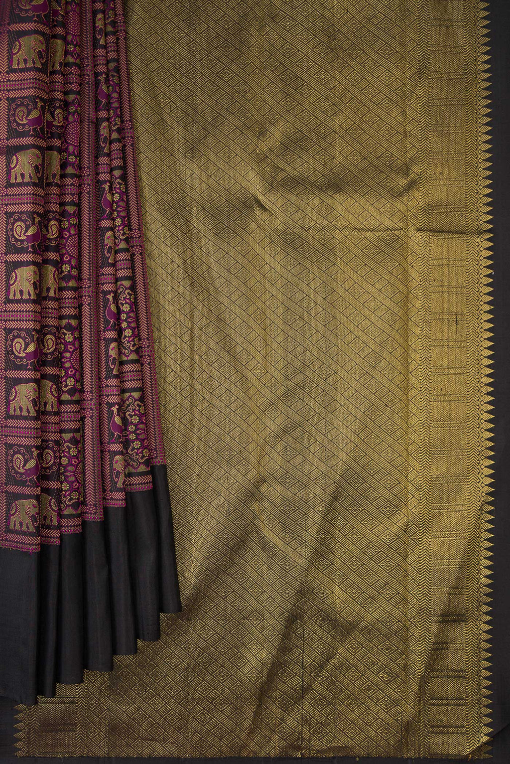 Pleats and pallu of Pure Silk Black Dual Tone Kanjivaram Saree with Zari Brocade on the body and Plain Border. 