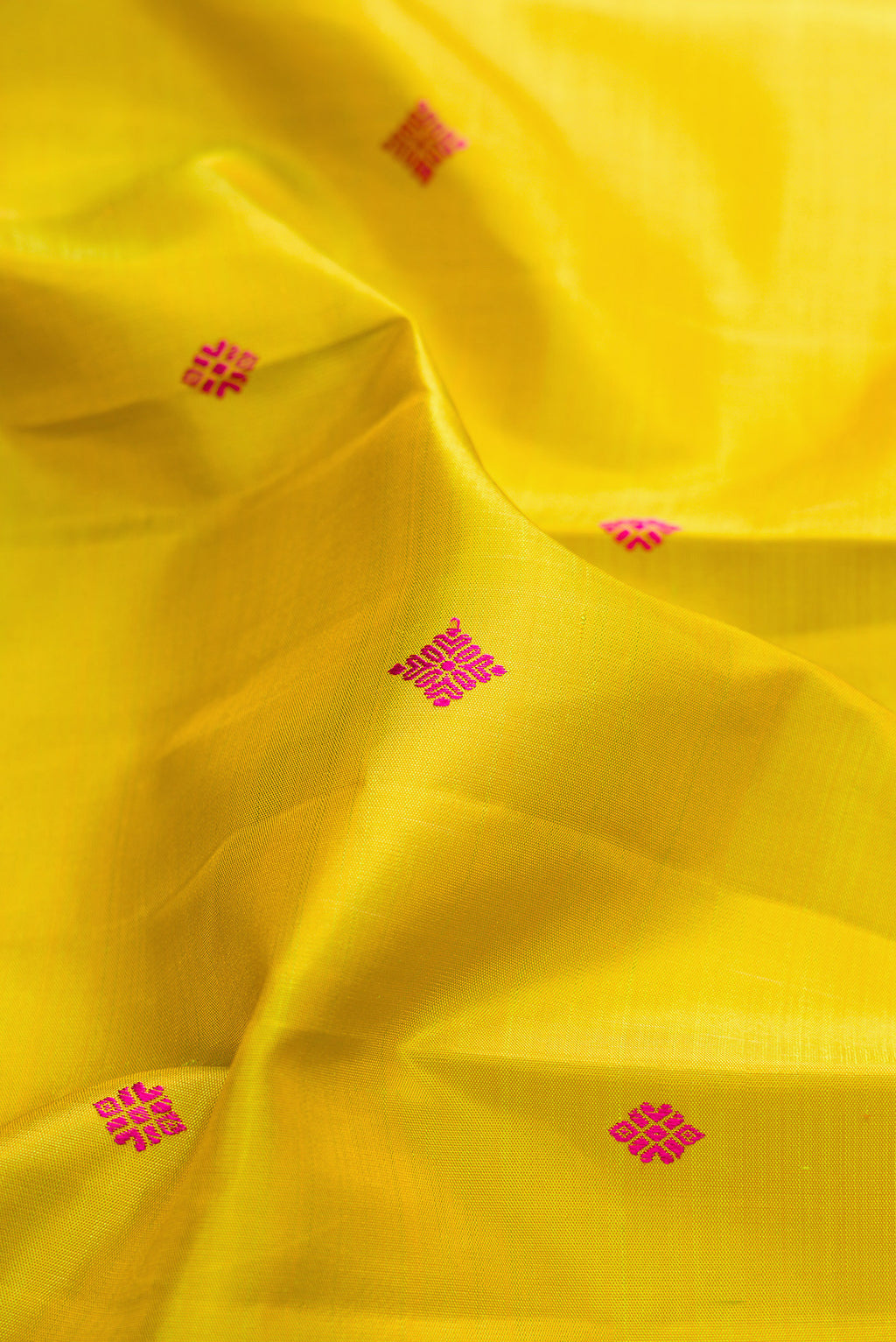 Close up of Pure Silk Mehandi Green Dual Tone Kanjivaram Saree with Thread Butta on the body and Thread Border.  displaying folds