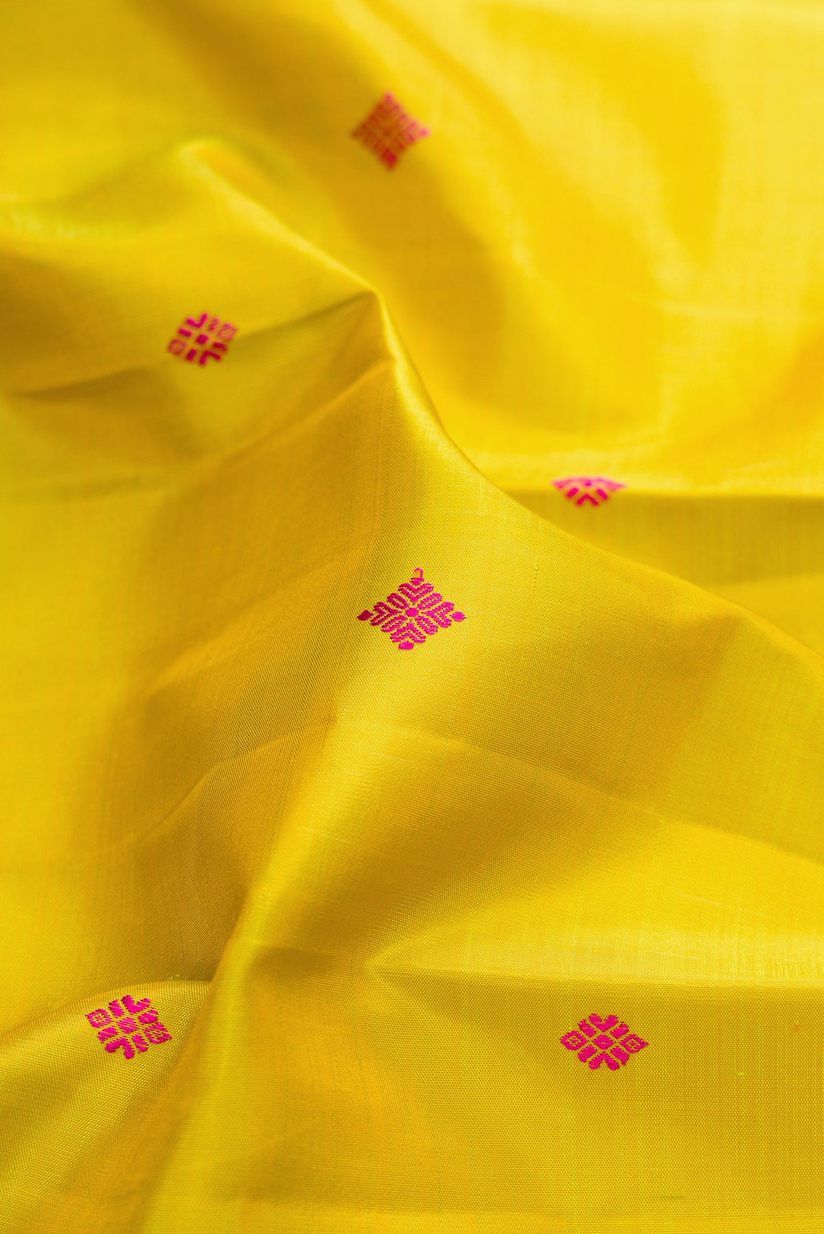 Close up of Pure Silk Mehandi Green Dual Tone Kanjivaram Saree with Thread Butta on the body and Thread Border.  displaying folds