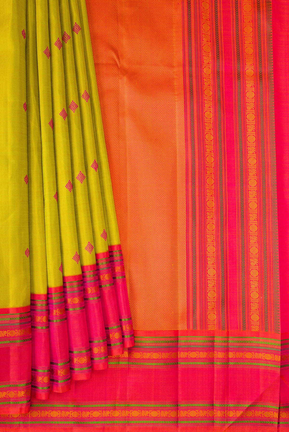 Pleats and pallu of Pure Silk Mehandi Green Dual Tone Kanjivaram Saree with Thread Butta on the body and Thread Border. 