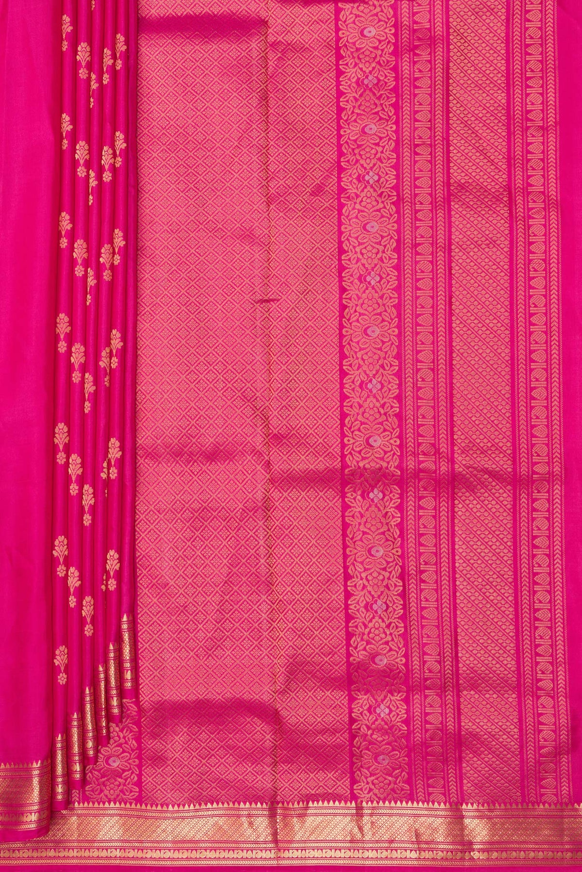 Pleats and pallu of Pure Silk Pink Dual Tone Soft Saree with Zari Butta on the body and Zari Border. 