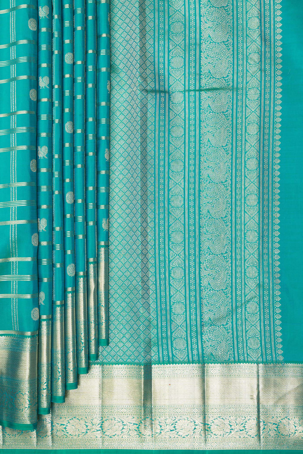 Pleats and pallu of Pure Silk Sea Green Dual Tone Kanchipuram Saree with Checked design on the body and Zari Border. 