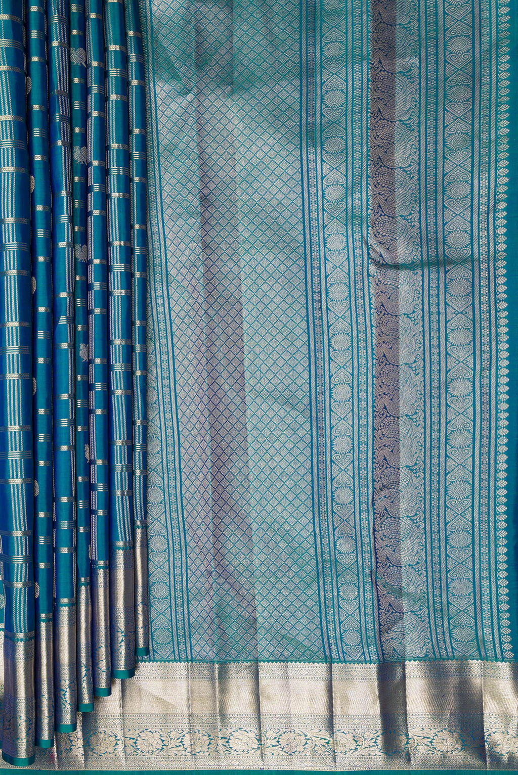 Pleats and pallu of Pure Silk Peacock Blue Dual Tone Kanchipuram Saree with Checked design on the body and Zari Border. 