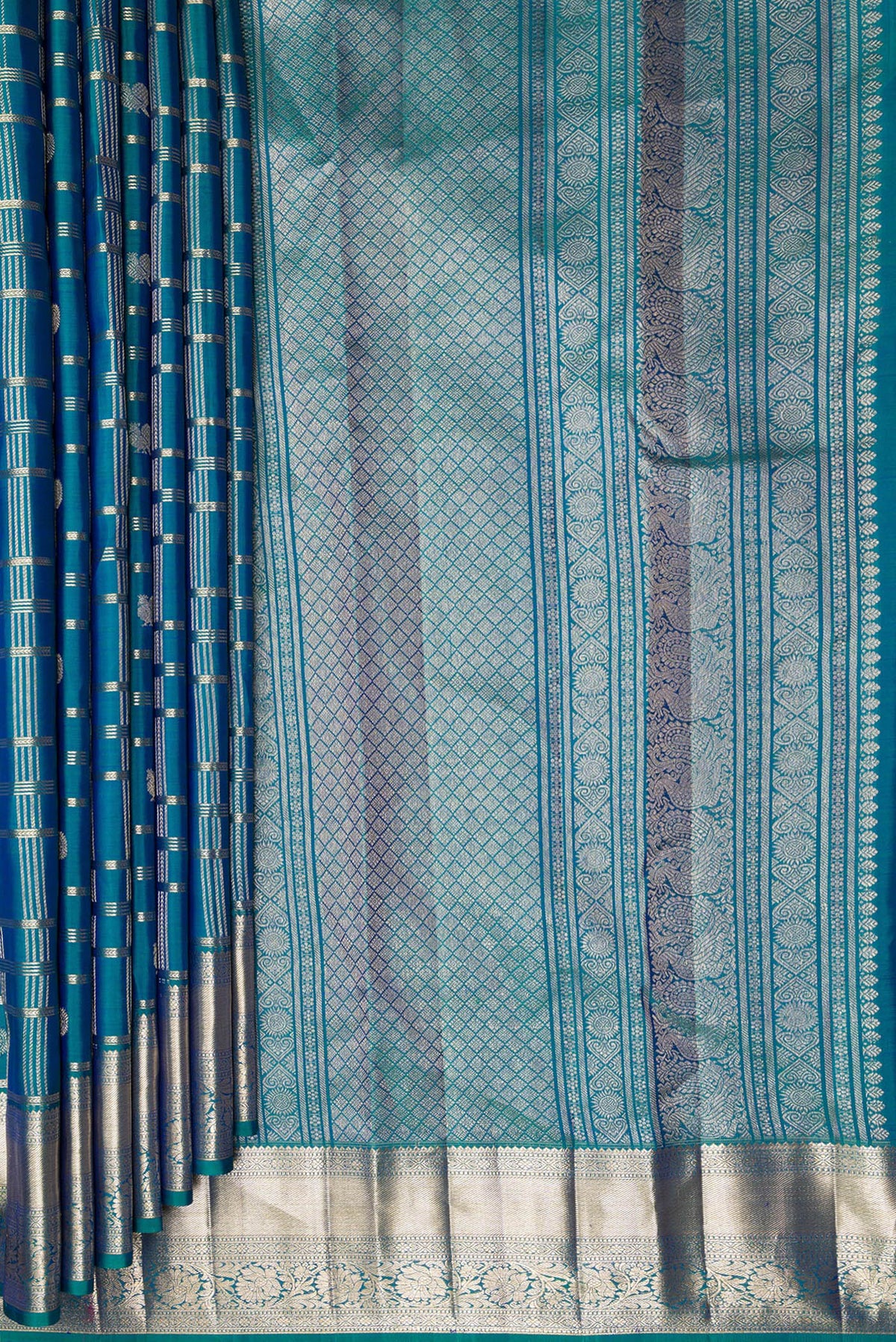 Pleats and pallu of Pure Silk Peacock Blue Dual Tone Kanchipuram Saree with Checked design on the body and Zari Border. 