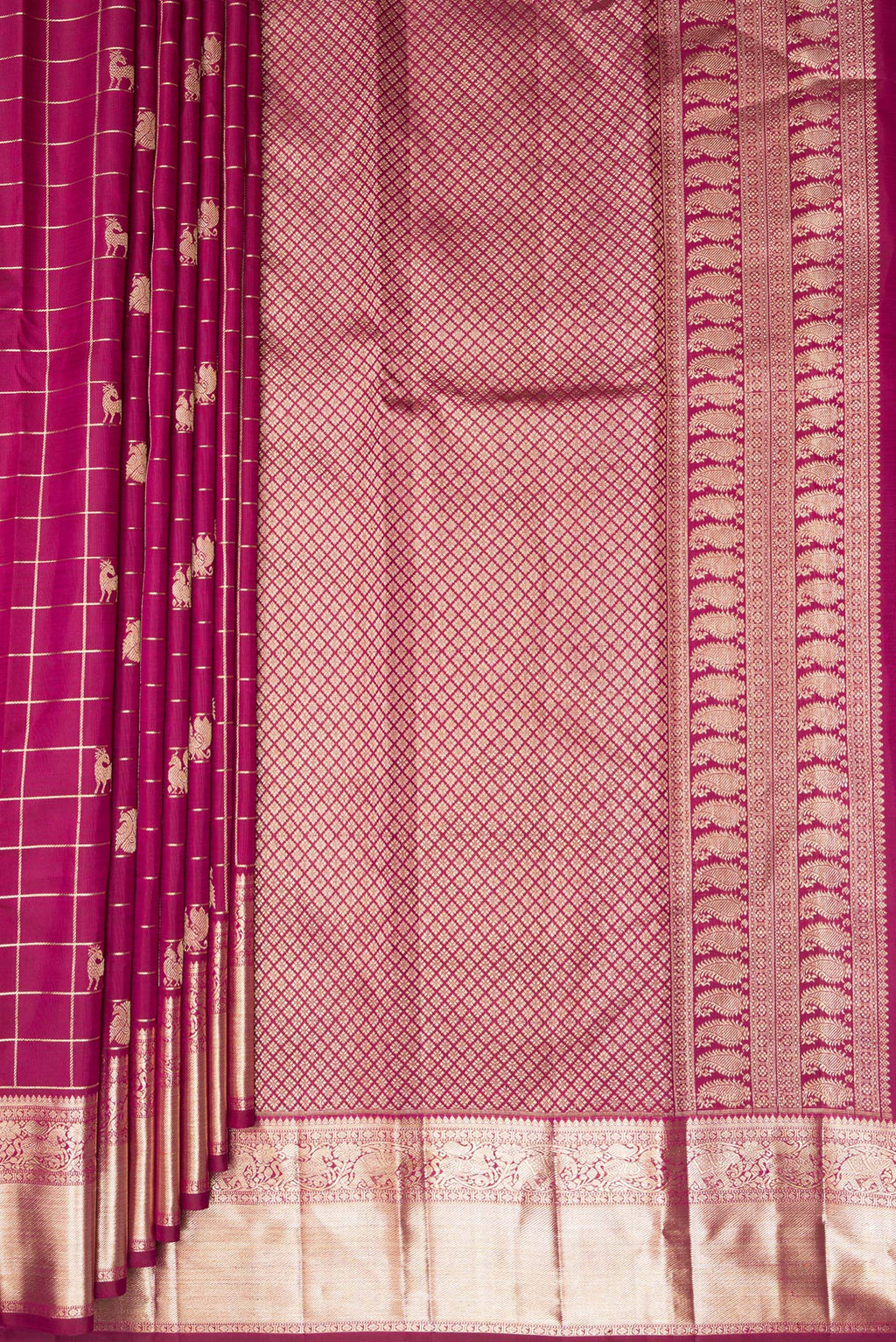 Pleats and pallu of Pure Silk Magenta Dual Tone Kanchipuram Saree with Checked design on the body and Zari Border. 