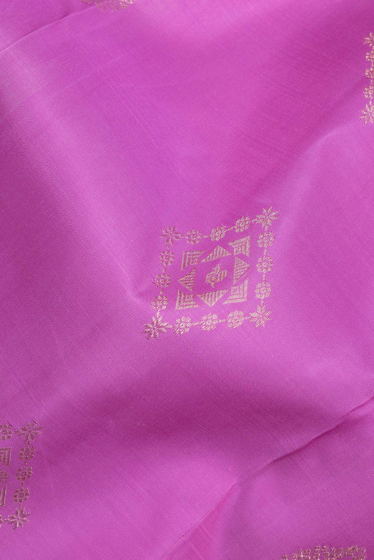 Close up of Pure Silk Pink Dual Tone Kanjivaram Saree with Zari Butta on the body and Zari Border.  displaying folds