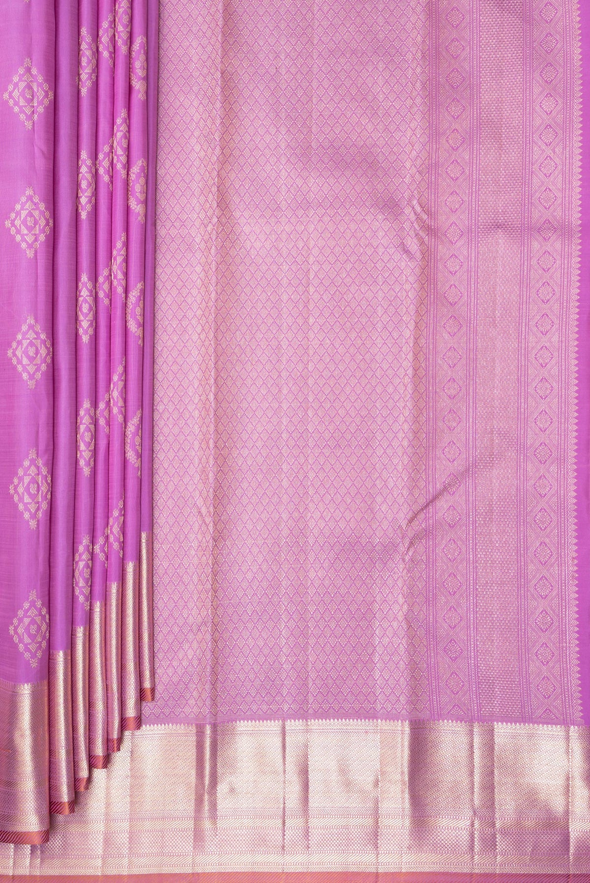 Pleats and pallu of Pure Silk Pink Dual Tone Kanjivaram Saree with Zari Butta on the body and Zari Border. 