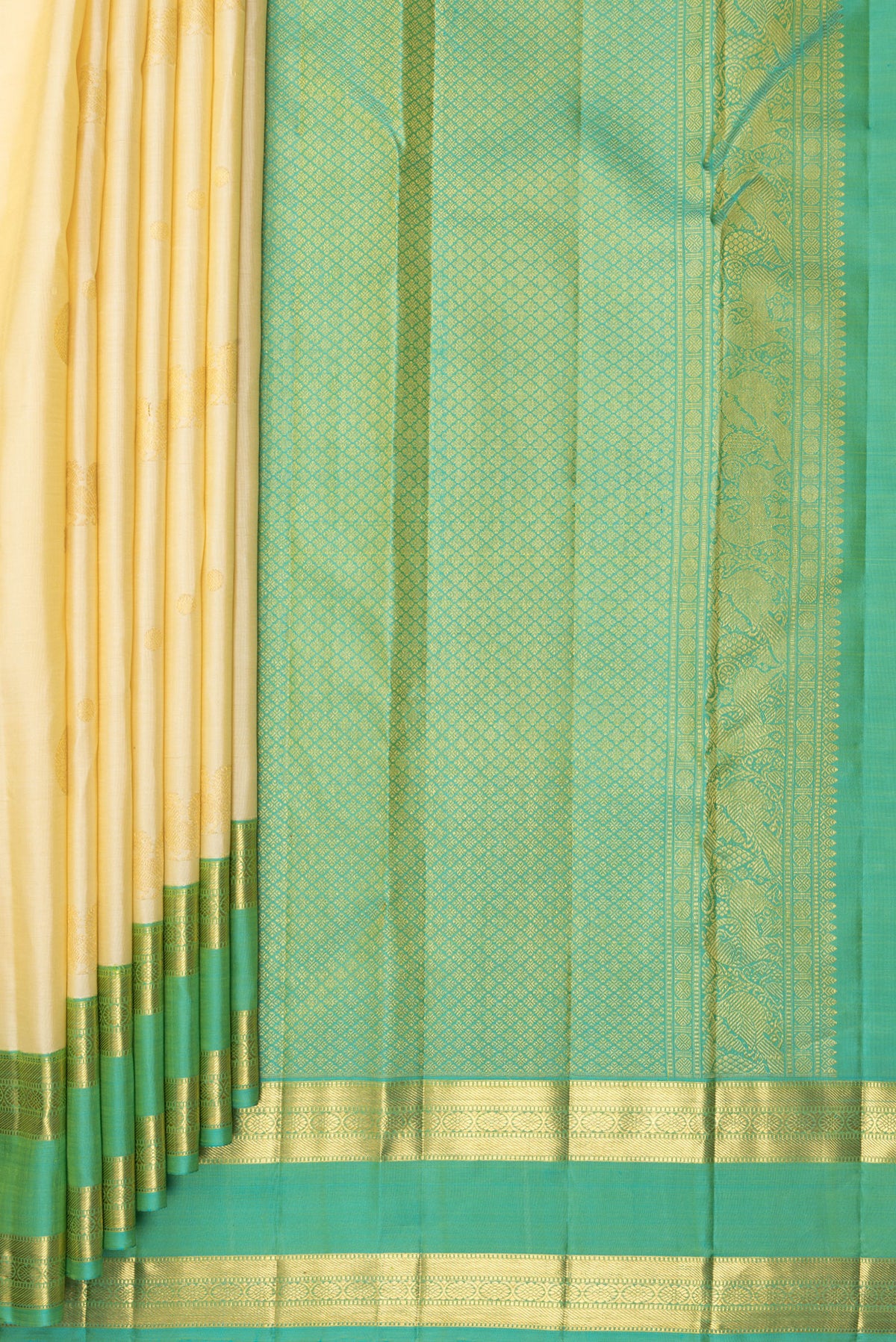 Pleats and pallu of Pure Silk Cream Kanchipuram Saree with Zari Butta on the body and Zari Border. 