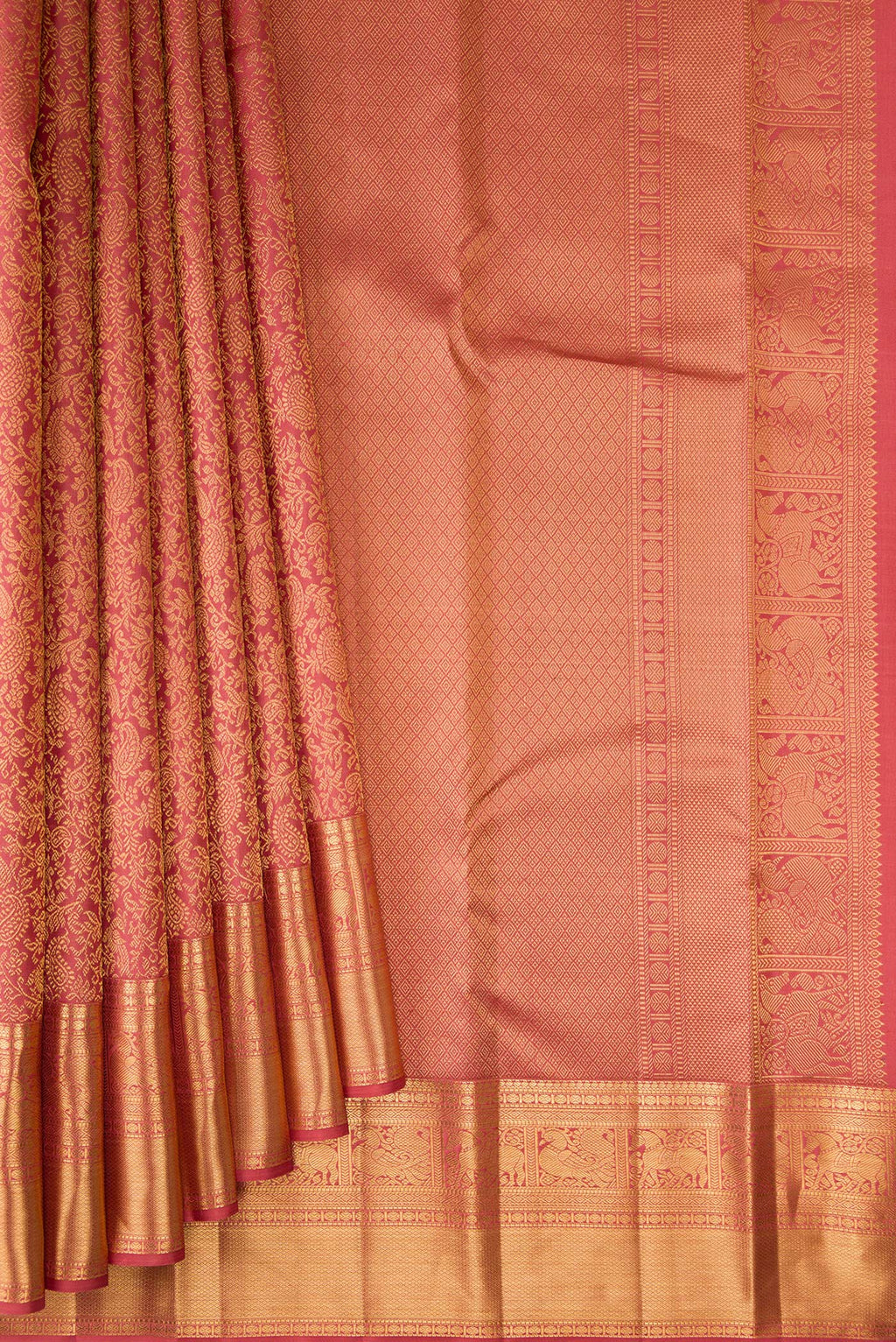 Pleats and pallu of Pure Silk Peach Kanchipuram Saree with Zari Brocade on the body and Zari Border. 