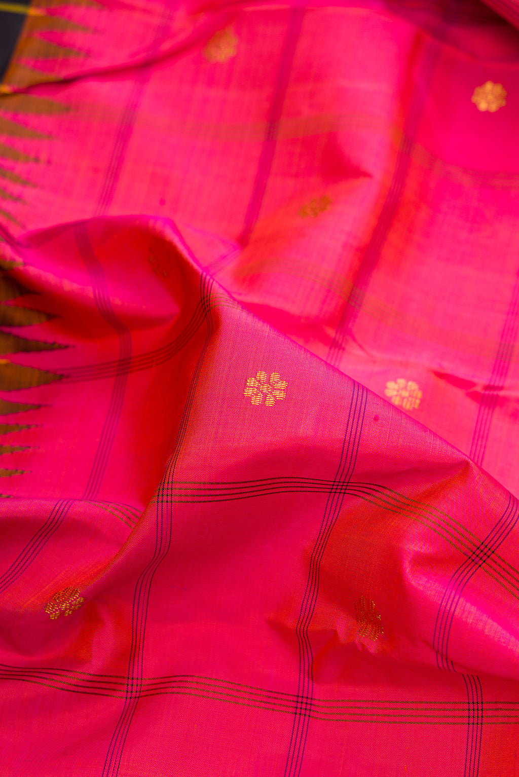 Close up of Pure Silk Pink Dual Tone Kanjivaram Saree with Checked design on the body and Checks Border.  displaying folds