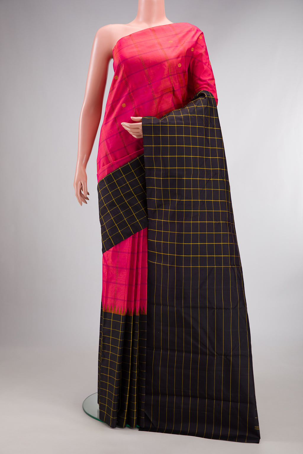 Pure Silk Pink Dual Tone Kanjivaram Saree with Checked design on the body and Checks Border.  displayed on a mannequin