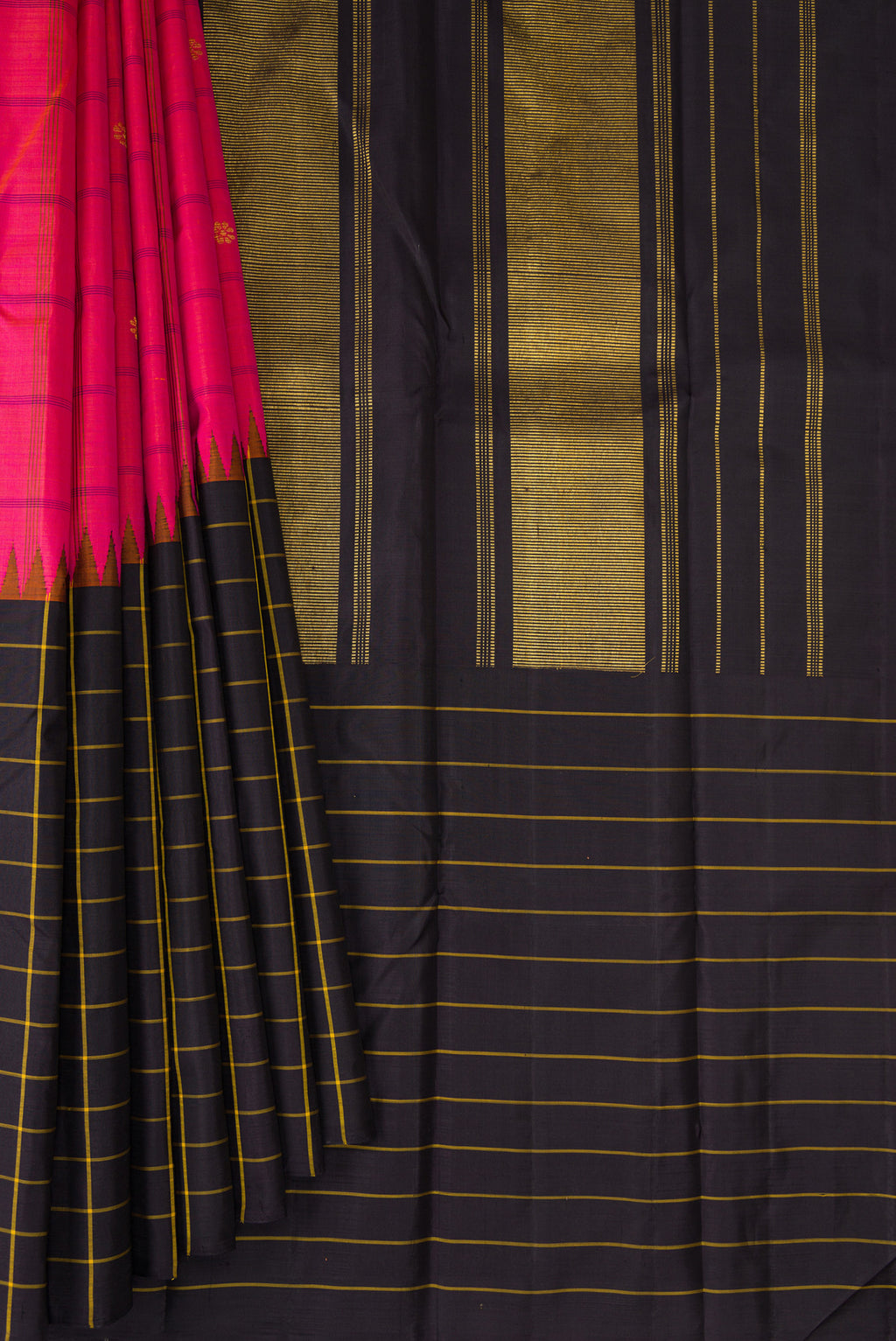 Pleats and pallu of Pure Silk Pink Dual Tone Kanjivaram Saree with Checked design on the body and Checks Border. 