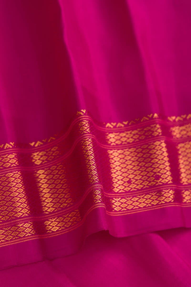 Off White Dual Tone Gadwal Silk Saree